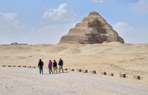 Lara Weiss, Miriam Müller, Valentina Gasparini, and Daniel Soliman walking to the Djoser complex. Photo: Nicola Dell’Aquila.