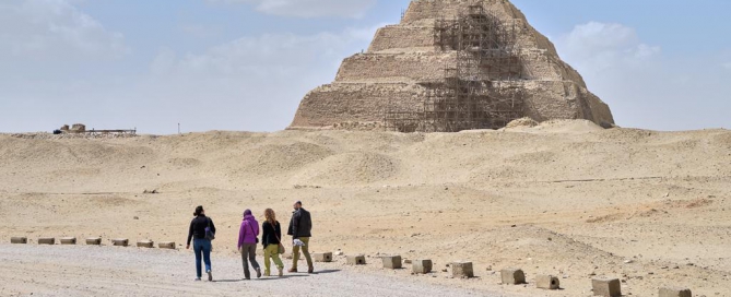 Lara Weiss, Miriam Müller, Valentina Gasparini, and Daniel Soliman walking to the Djoser complex. Photo: Nicola Dell’Aquila.