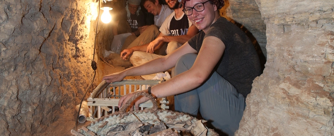 Re-crating the broken crates down in the subterranean complex of Meryneith. Corinna, Christian and Luca helped. Photo: Paolo Del Vesco.
